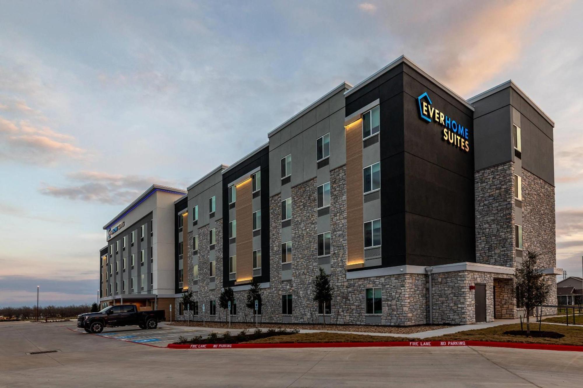 Everhome Suites Bastrop Exterior photo